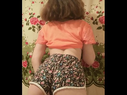 ❤️ سيڪسي نوجوان بيبي پنهنجي شارٽس کي ڪئميرا تي هٽائيندي ❤❌